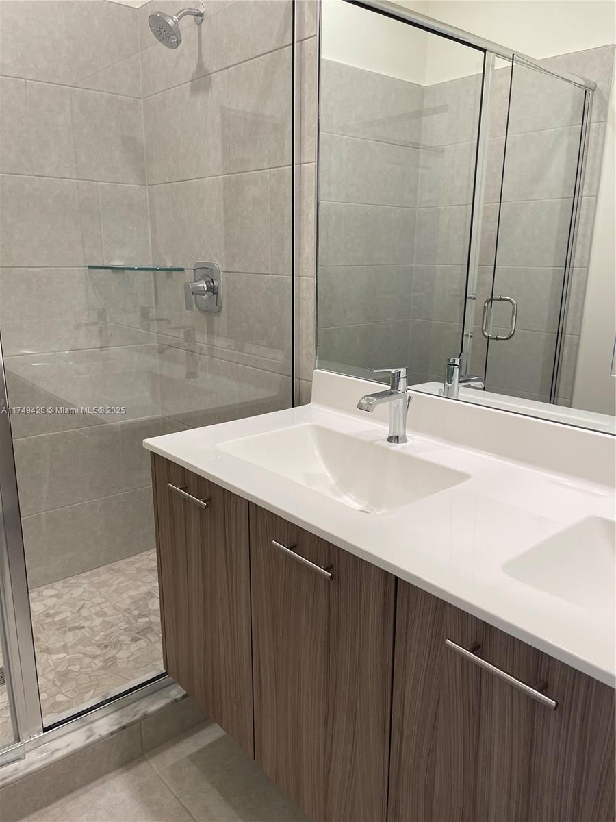 4576 NW 83rd Path, Doral, Florida image 7