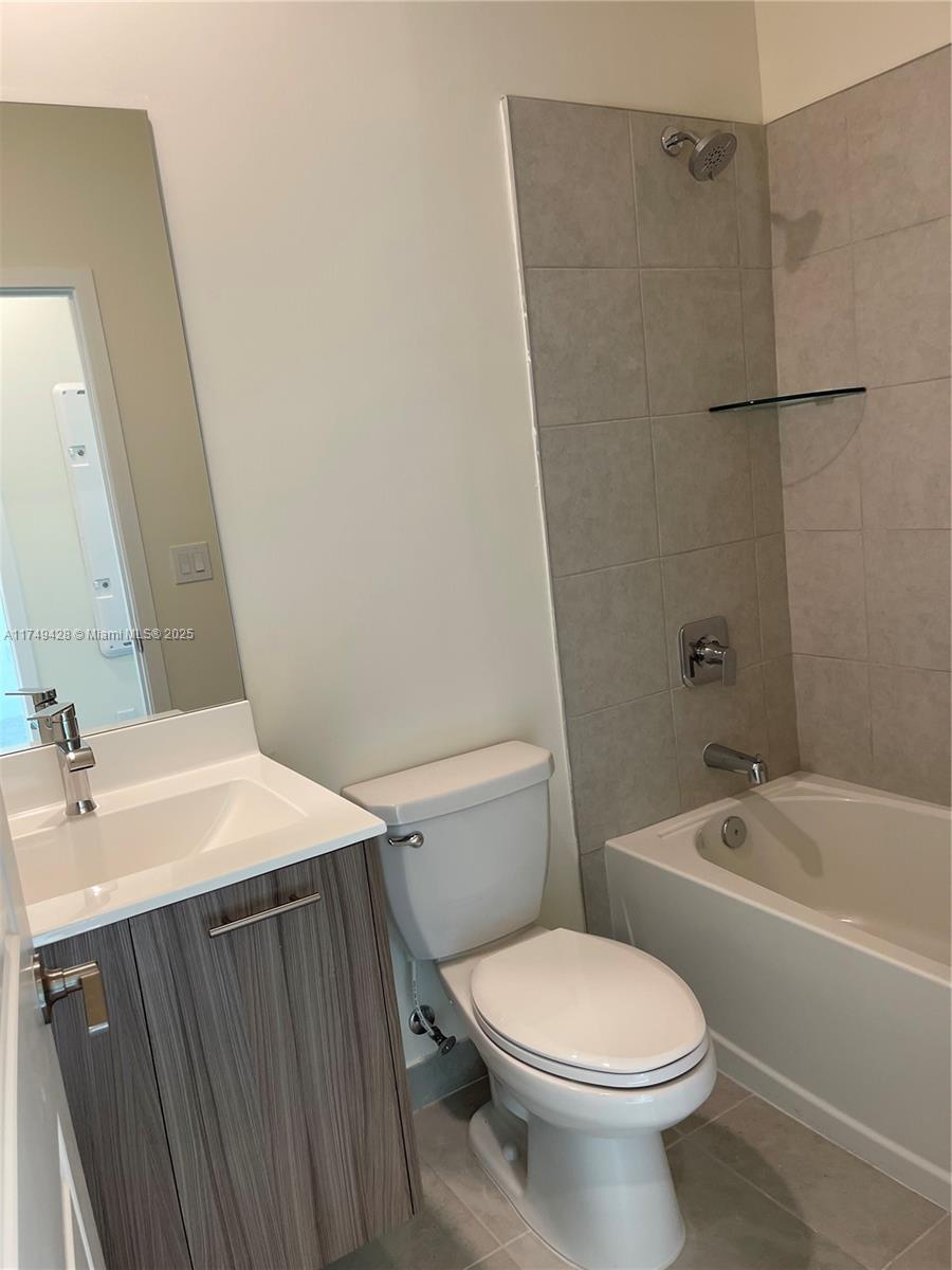 4576 NW 83rd Path, Doral, Florida image 9