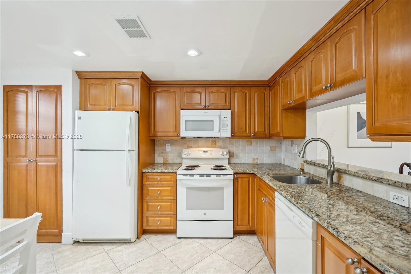 900 Colony Point Cir #408, Pembroke Pines, Florida image 2