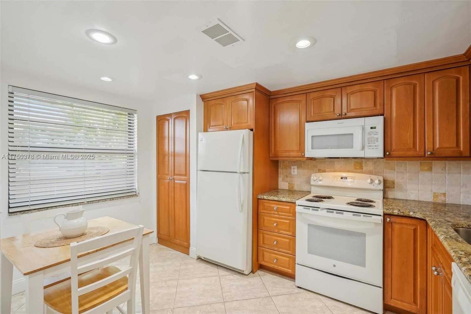 900 Colony Point Cir #408, Pembroke Pines, Florida image 6