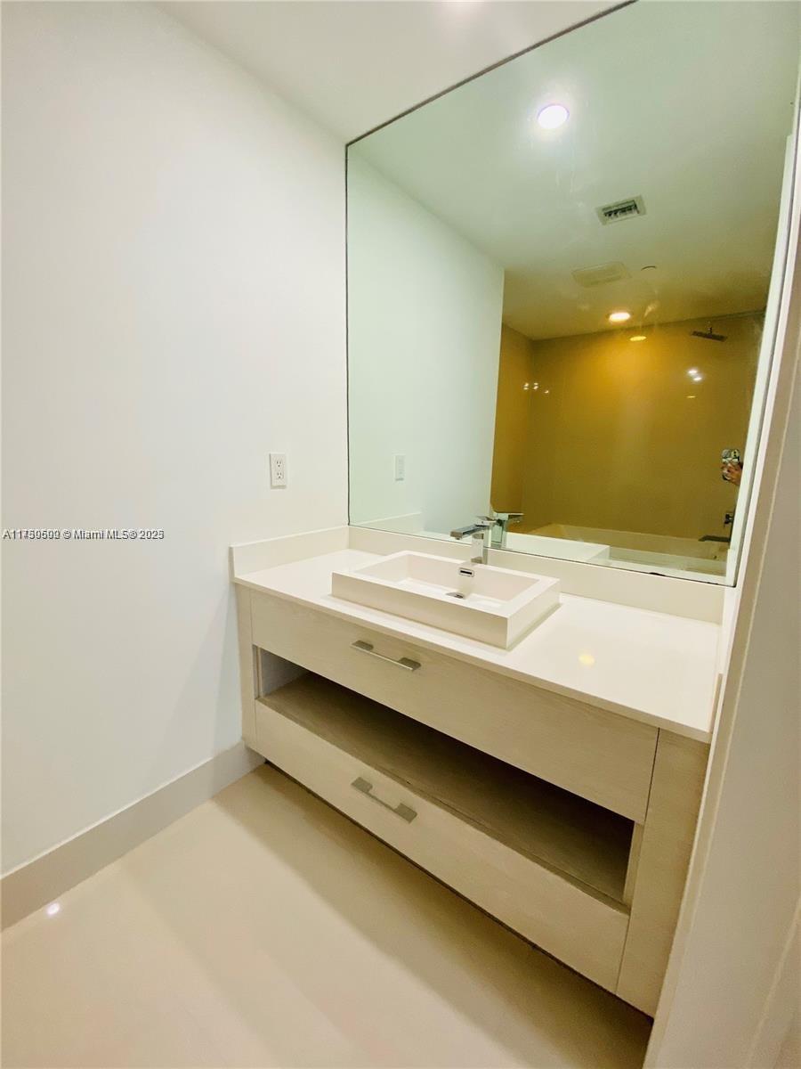 55 SW 9th St #3809, Miami FL 33130