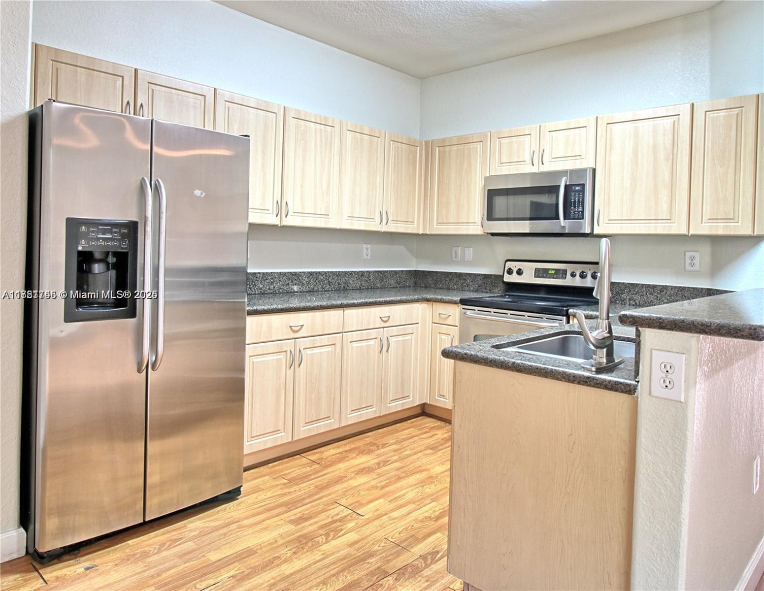 Residential, Doral, Florida image 6