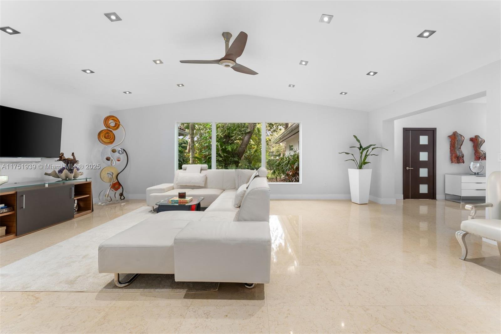 6784 SW 97th St, Pinecrest, Florida image 2