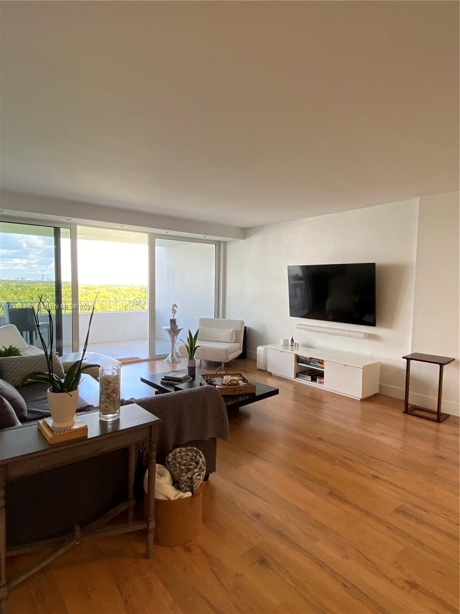 199 Ocean Lane Dr #812, Key Biscayne FL 33149