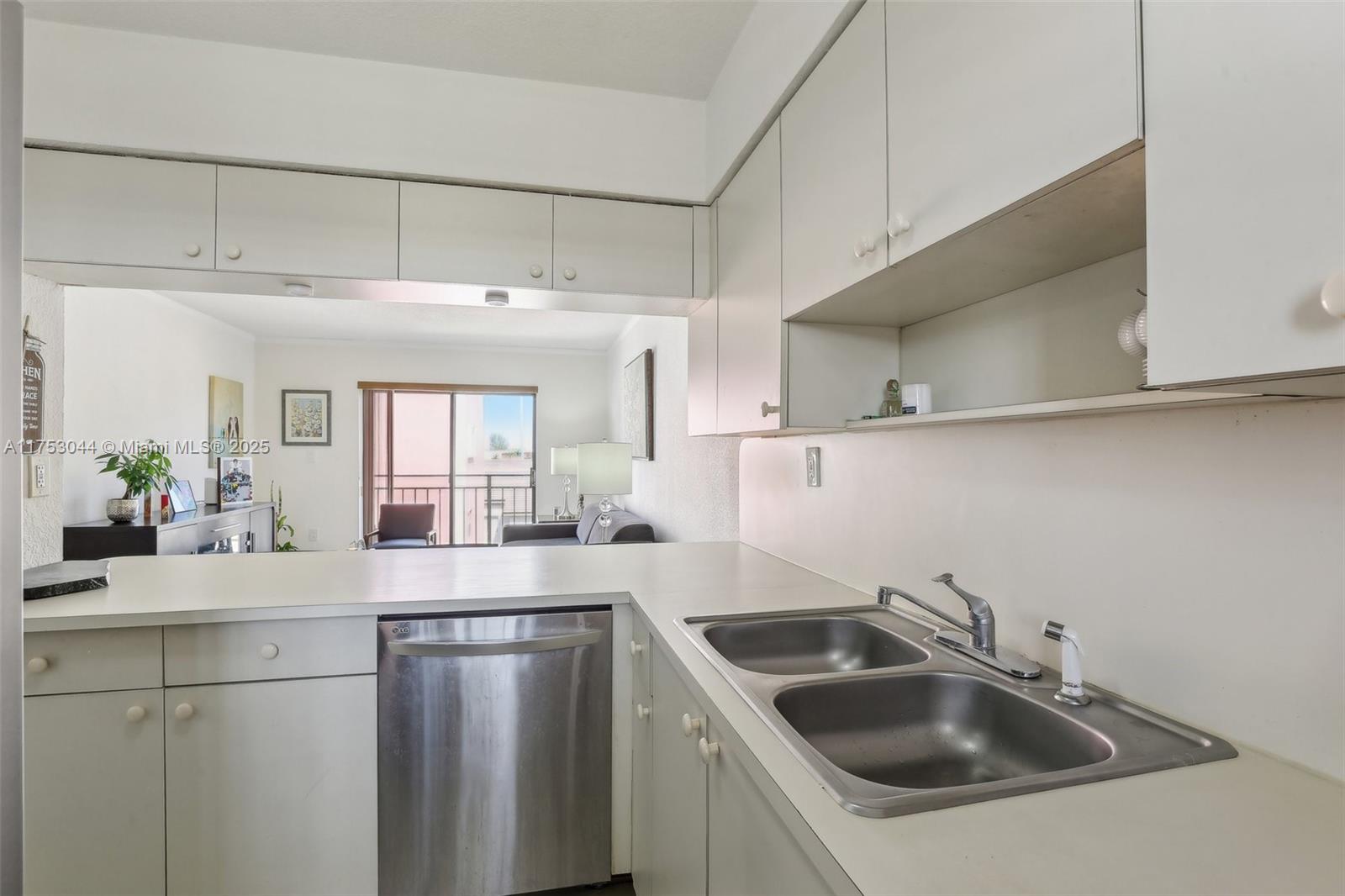 8425 NW 8th St #404, Miami, Florida image 9