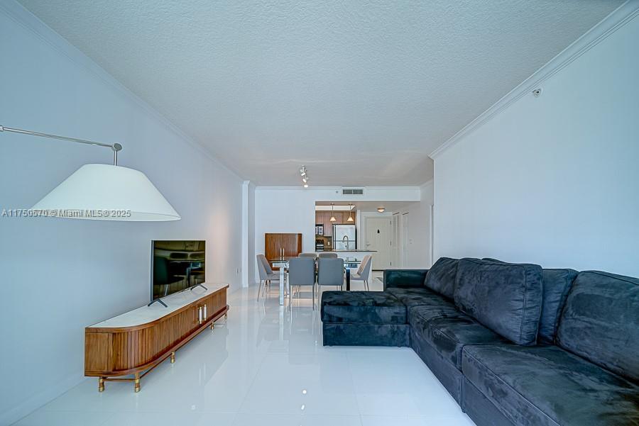 2000 N Bayshore Dr 526