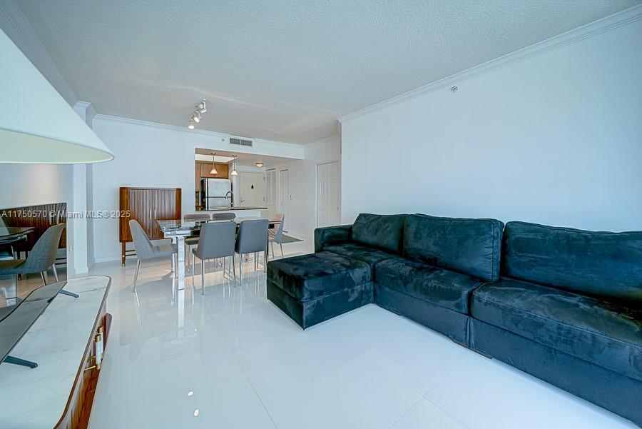 2000 N Bayshore Dr 526