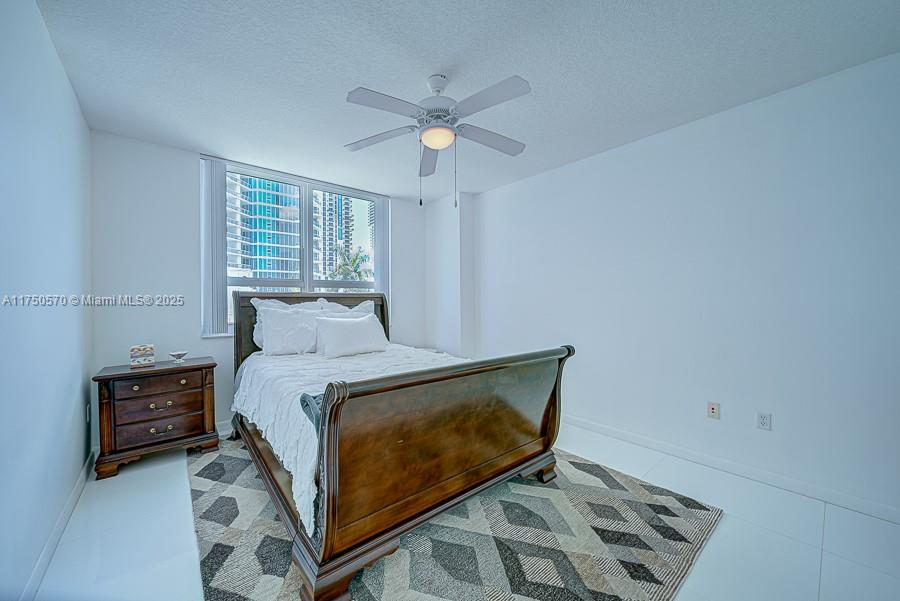 2000 N Bayshore Dr 526
