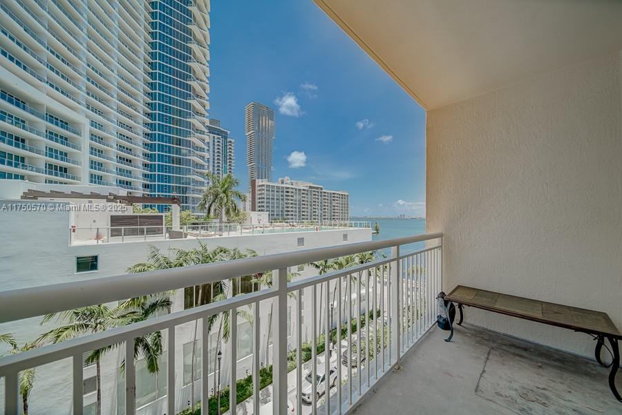 2000 N Bayshore Dr 526