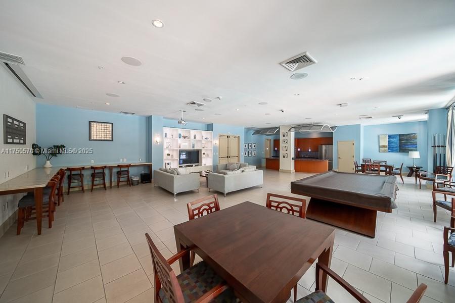 2000 N Bayshore Dr 526