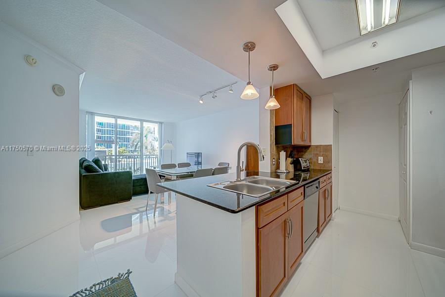 2000 N Bayshore Dr 526