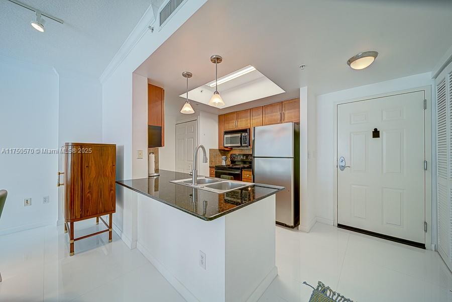 2000 N Bayshore Dr 526