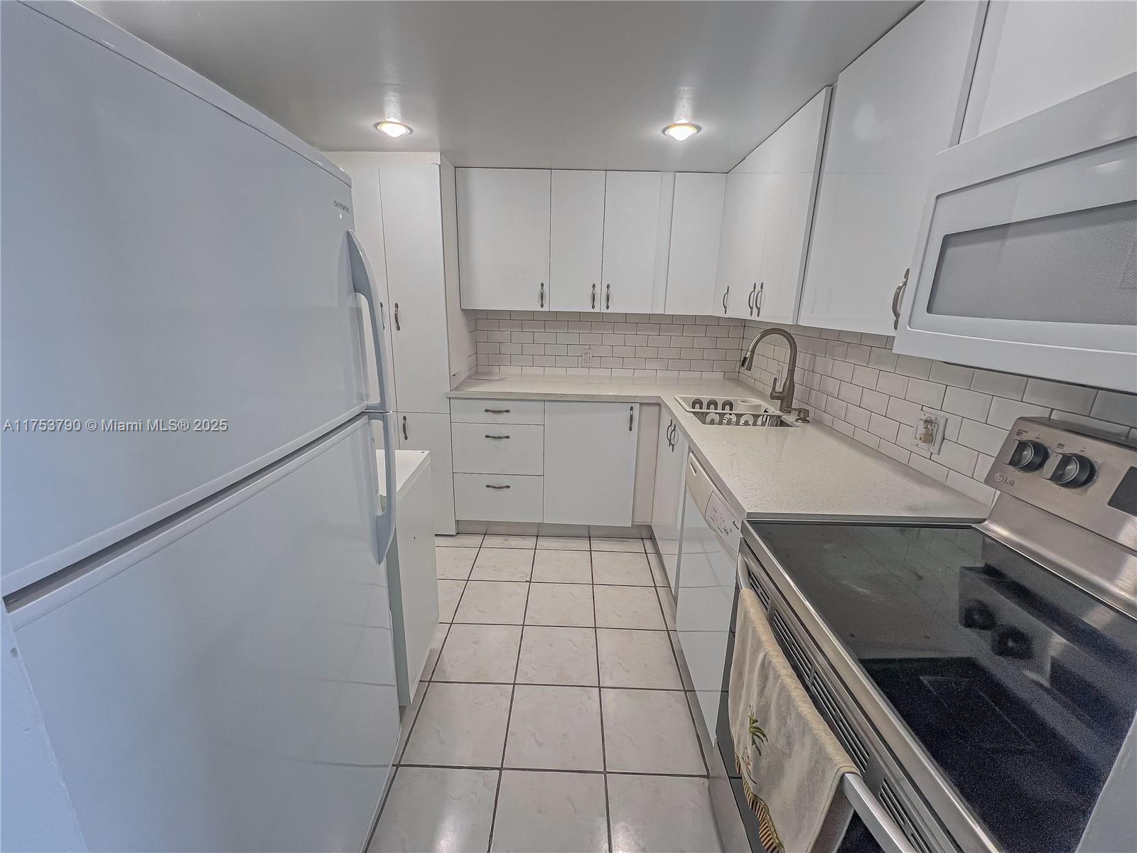 3625 N Country Club Dr #808, Aventura, Florida image 1