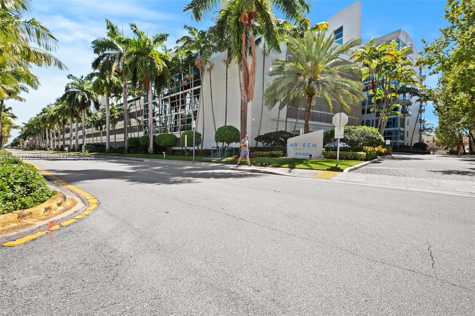 2950 NE 188th St #102, Aventura FL 33180