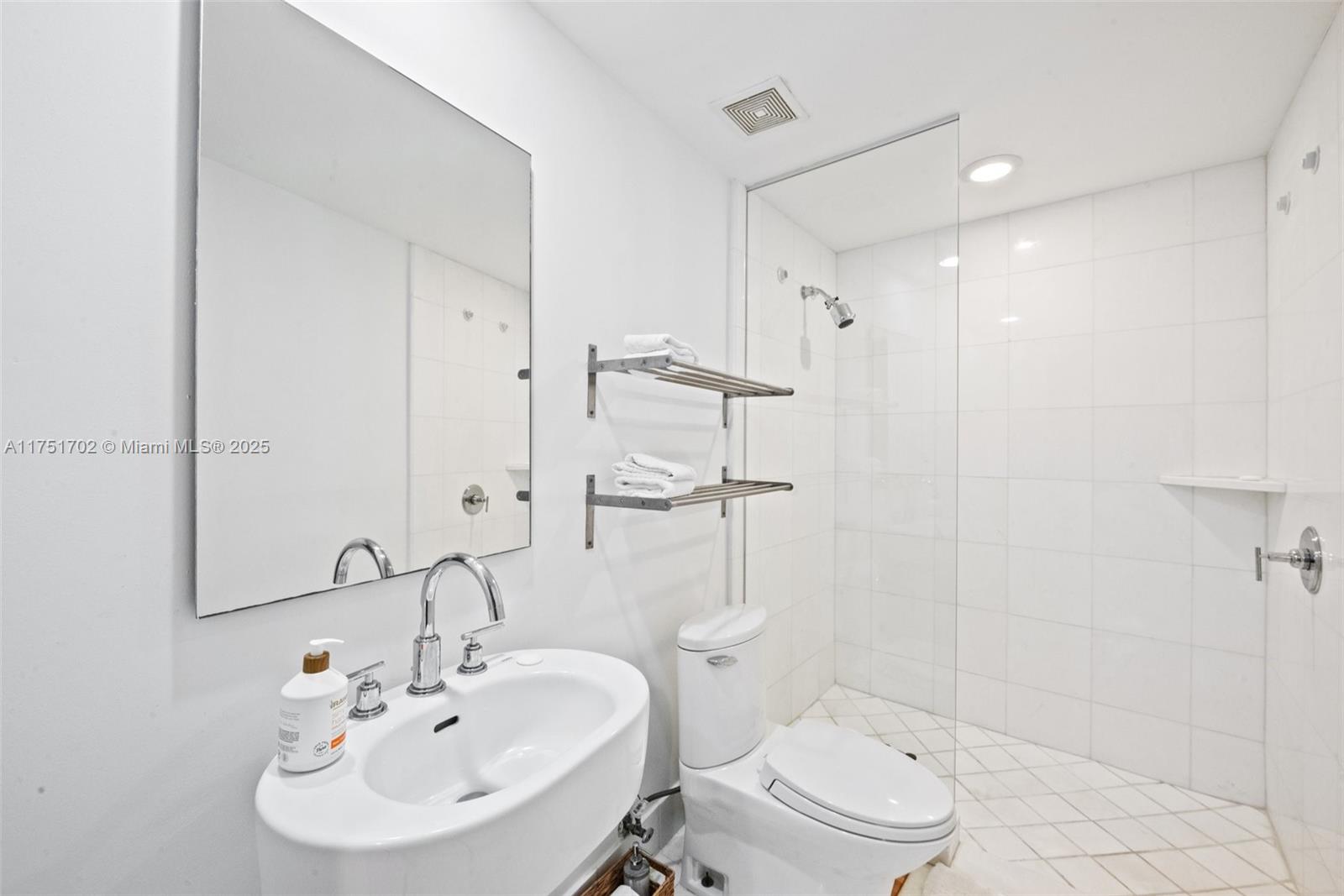 2950 NE 188th St #102, Aventura FL 33180