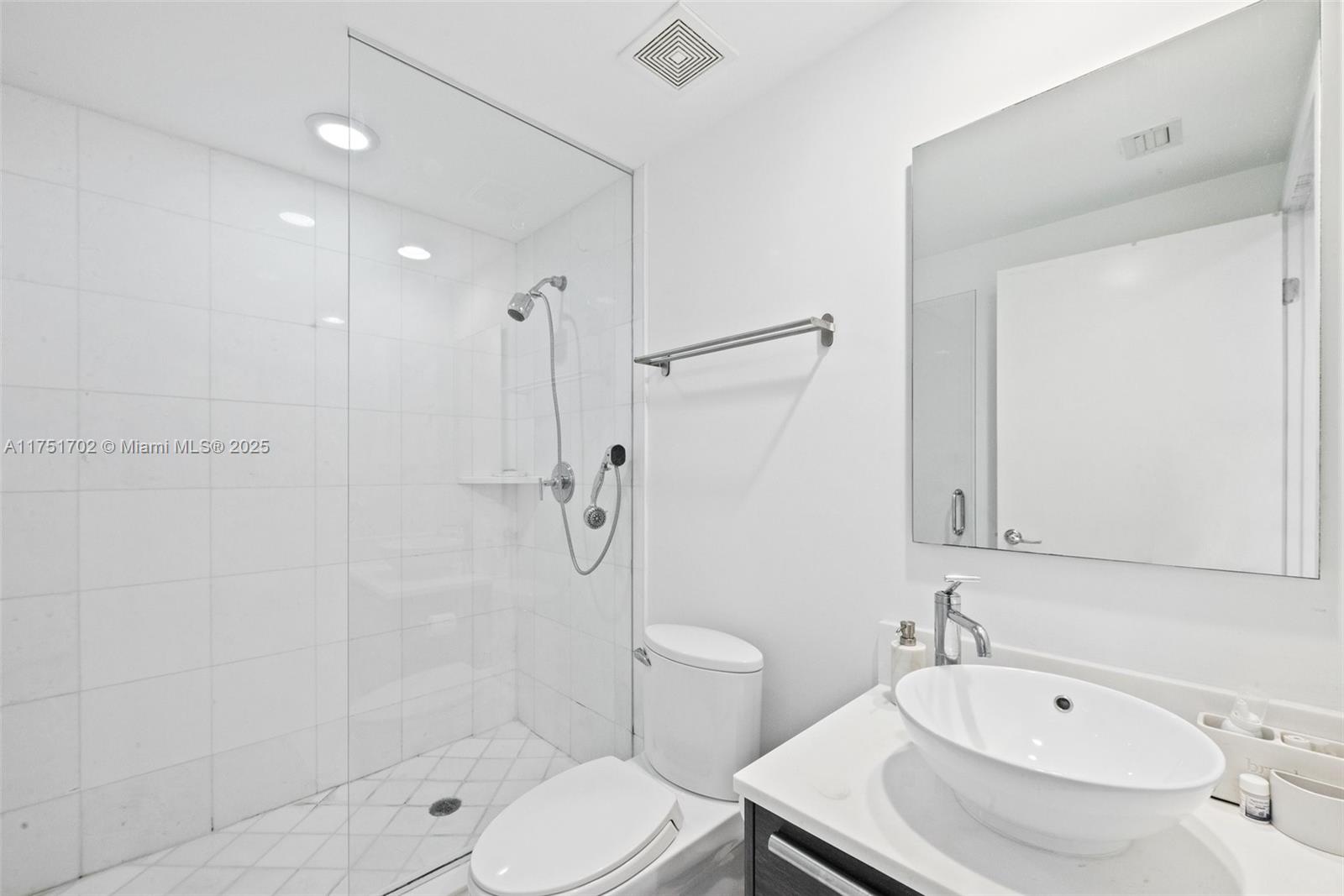 2950 NE 188th St #102, Aventura FL 33180