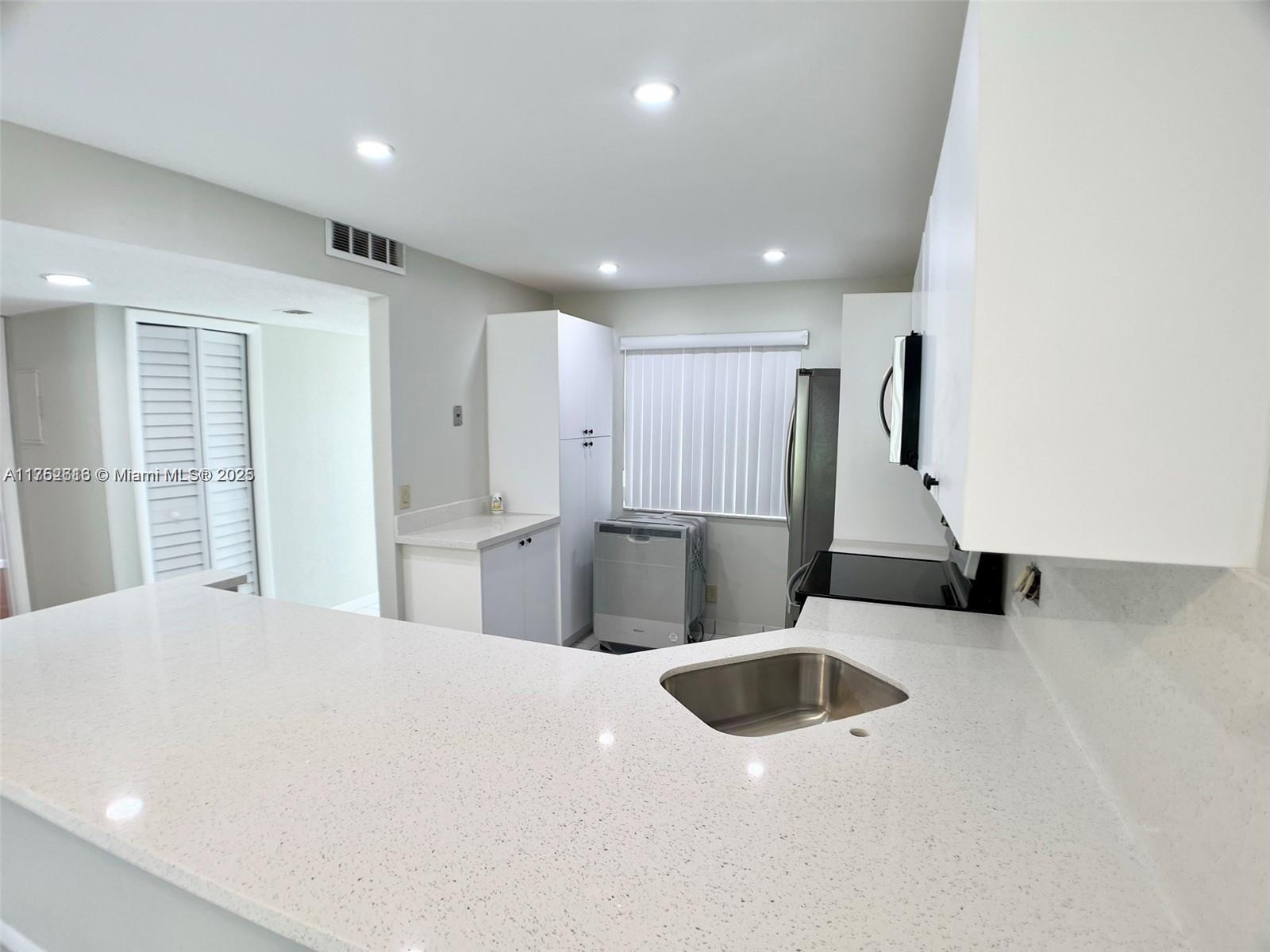 399 Lakeview Dr #101, Weston, Florida image 2