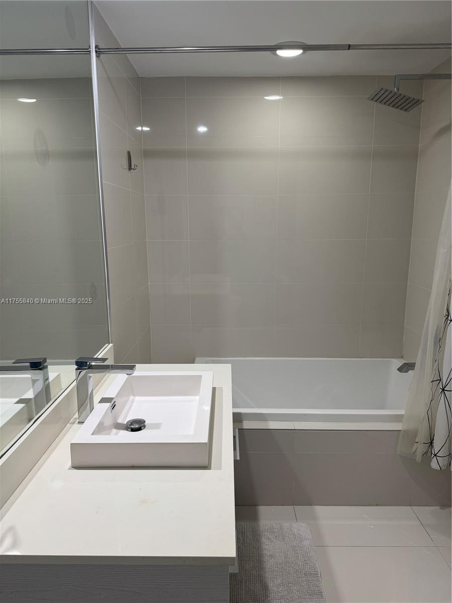 55 SW 9th St #1810, Miami FL 33130