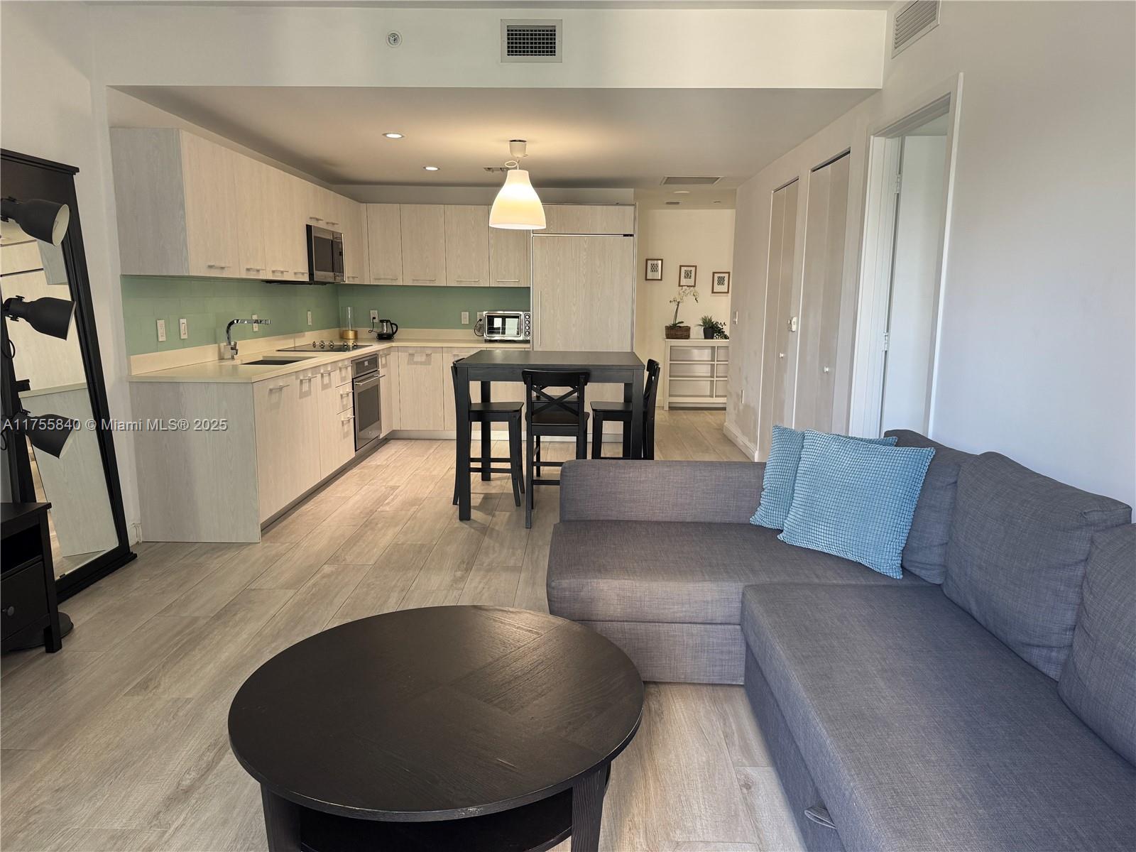 55 SW 9th St #1810, Miami FL 33130