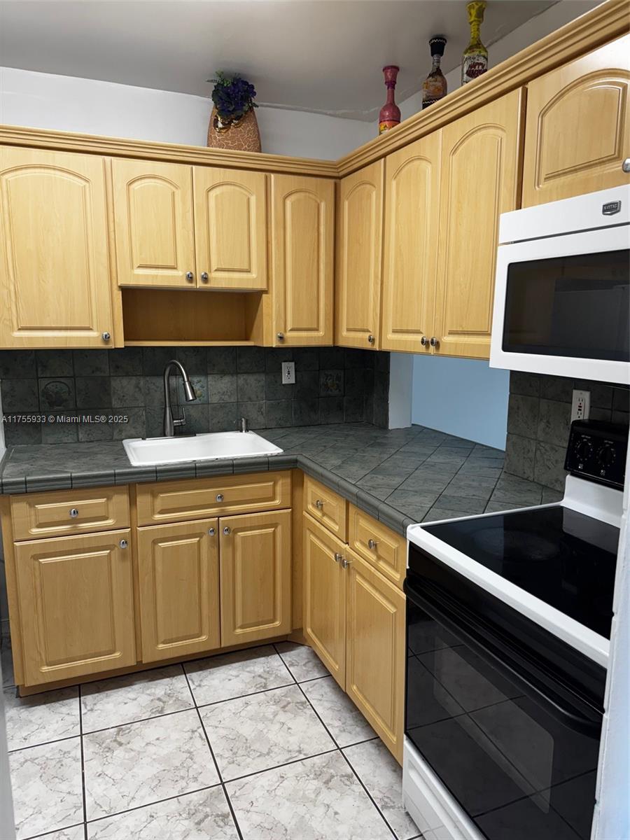 160 Royal Palm Rd #214, Hialeah Gardens, Florida image 14