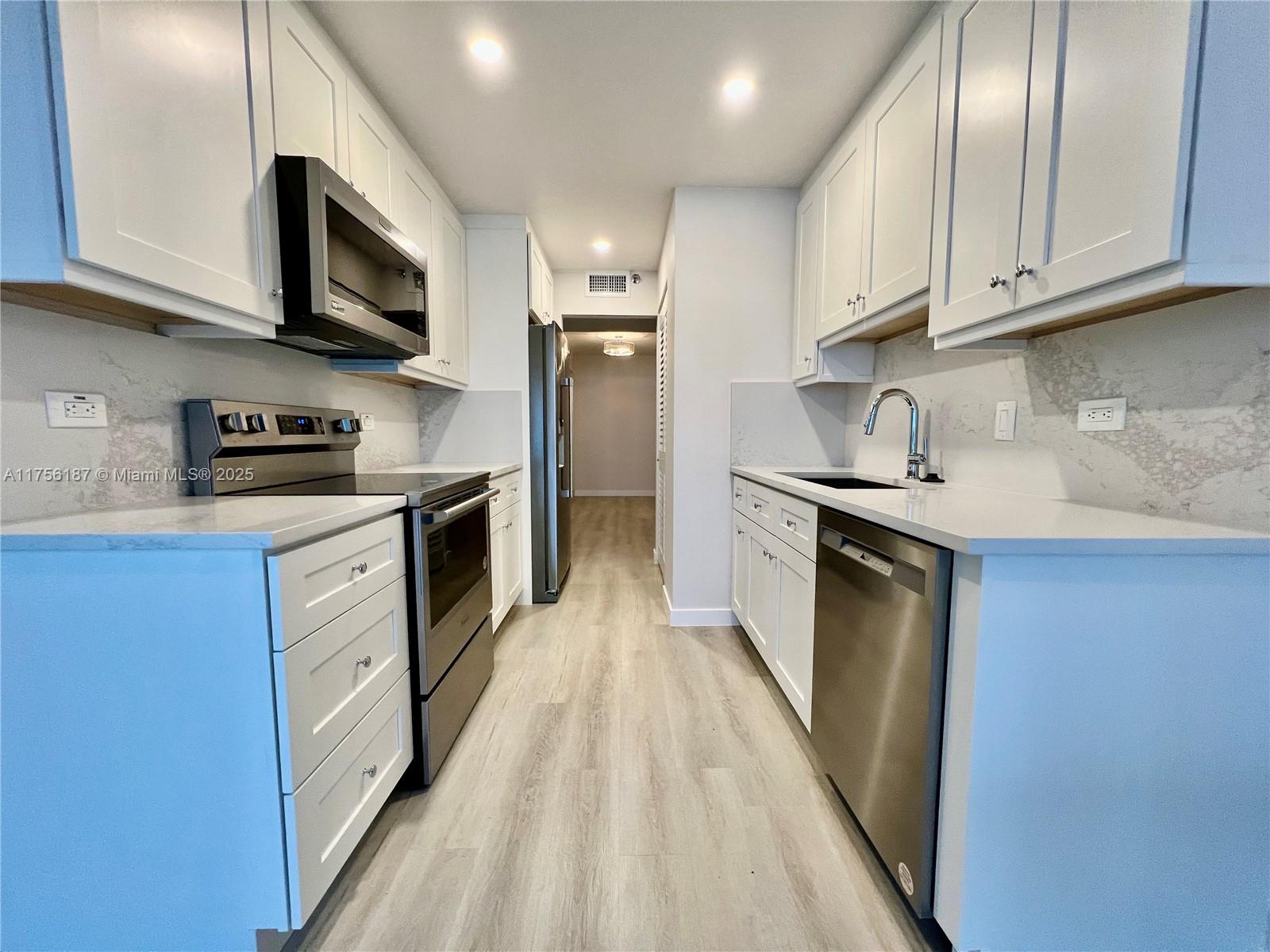 Condo for Sale in Hollywood, FL