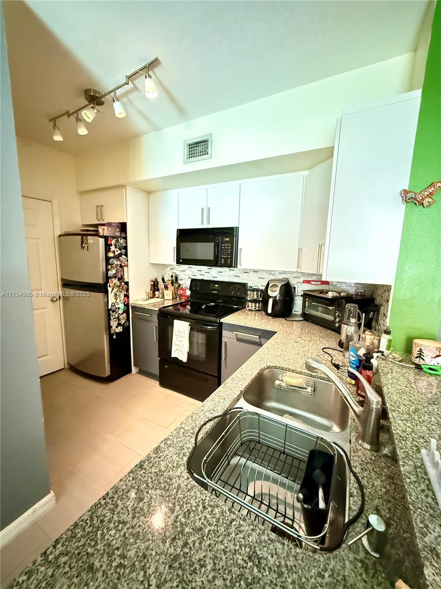 2586 Centergate Dr #104, Miramar, Florida image 11