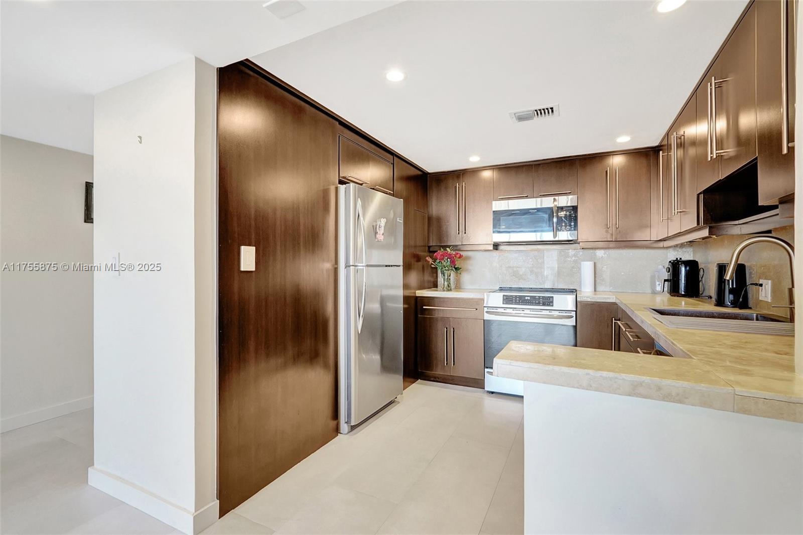 3675 N Country Club Dr #2310, Aventura, Florida image 18