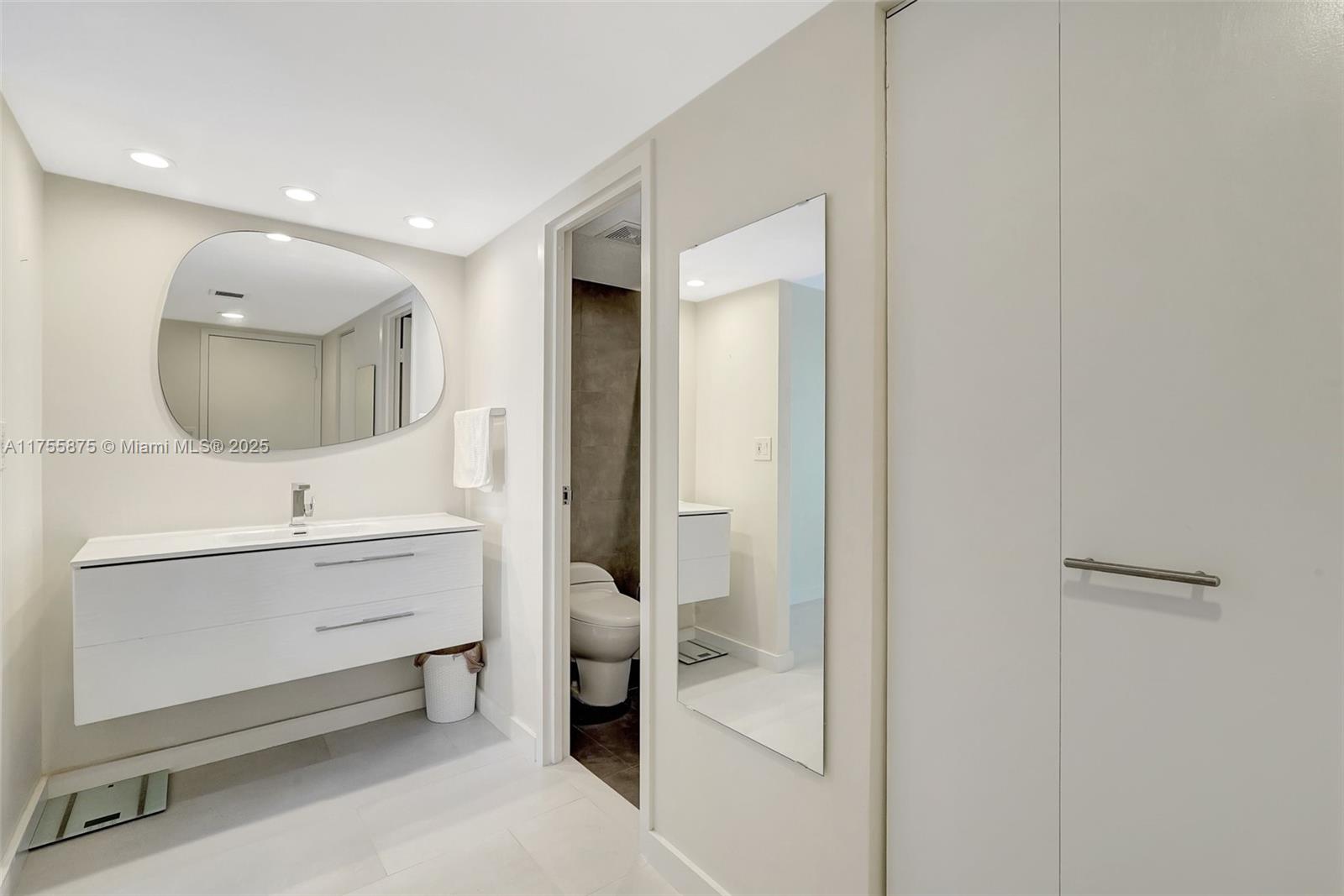 3675 N Country Club Dr #2310, Aventura, Florida image 32