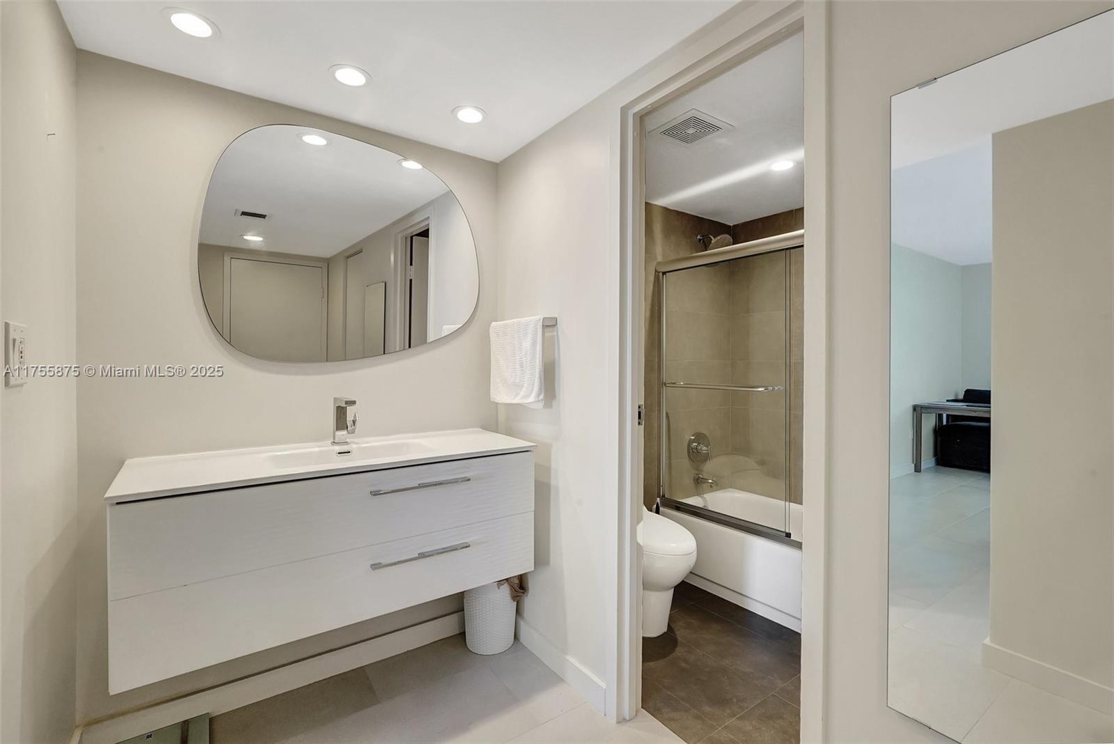 3675 N Country Club Dr #2310, Aventura, Florida image 34