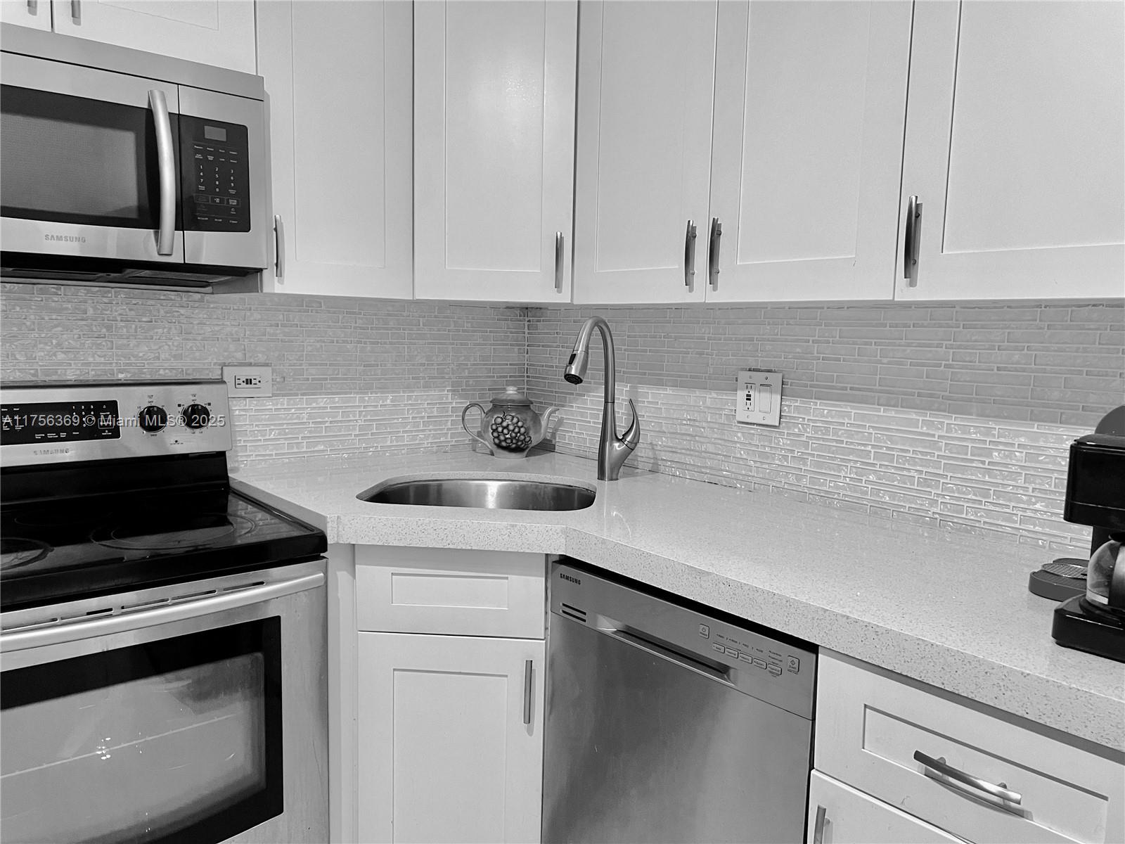 2801 NE 183rd St #215W, Aventura, Florida image 2