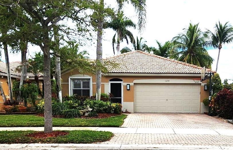 Beautiful water view villa in prestigius condominiun of Savanna in Weston, 3 bedrooms plus den, 2 Bathrooms, 2 car garages, inside laundry room and a big fenced patio. Enjoy the spectacular city of Weston & Savanna ameties iclude the 4 pools, play grounds, Tennis, Basketball, party room, miniature golf area, soccer field, hickey court, snack shop anf much more. Two guide gates, Roving Savvana patrols, Roof care every 2 years. exterior painting  of house every 7-8 years.  The monthly assocition fee is very low.
