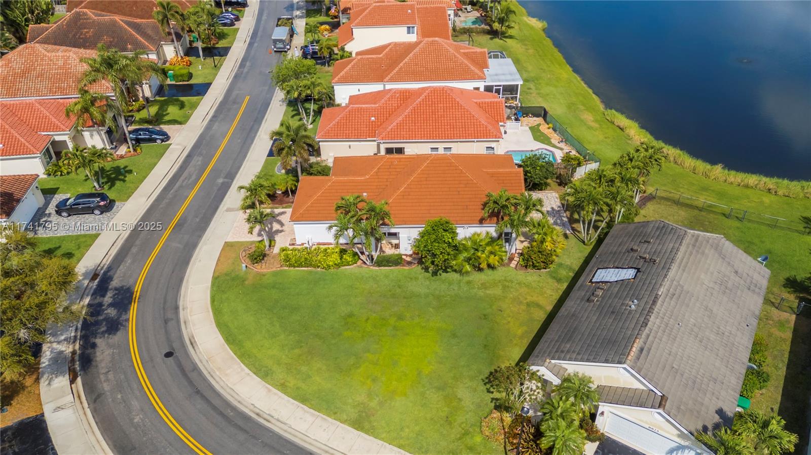 8835 S Lake Park Cir S, Davie, Florida image 26