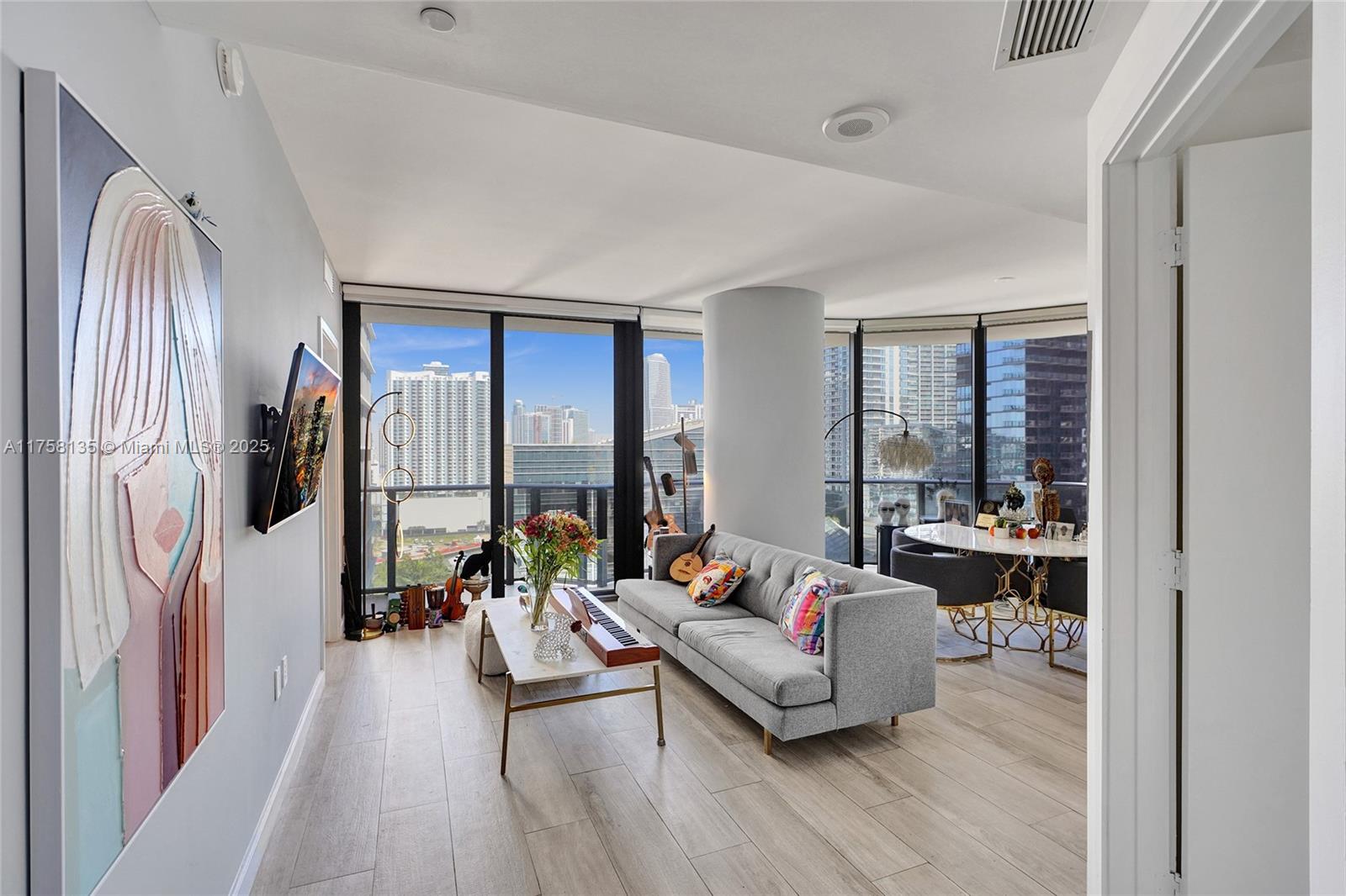 55 SW 9th St #1901, Miami FL 33130
