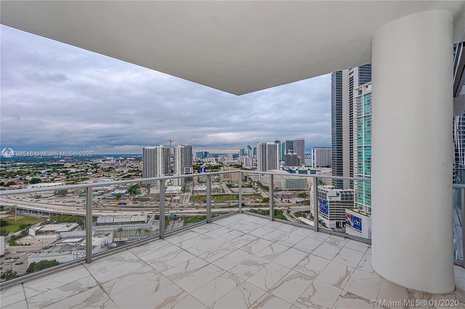Apartamento à Venda em Miami, FL