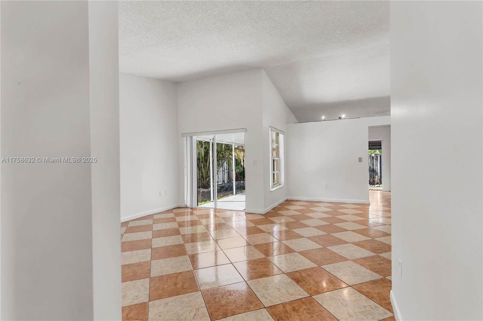 6530 NW 197th Ln, Hialeah, Florida image 12