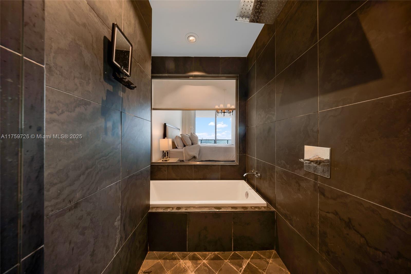 900 Biscayne Blvd #5009, Miami FL 33132