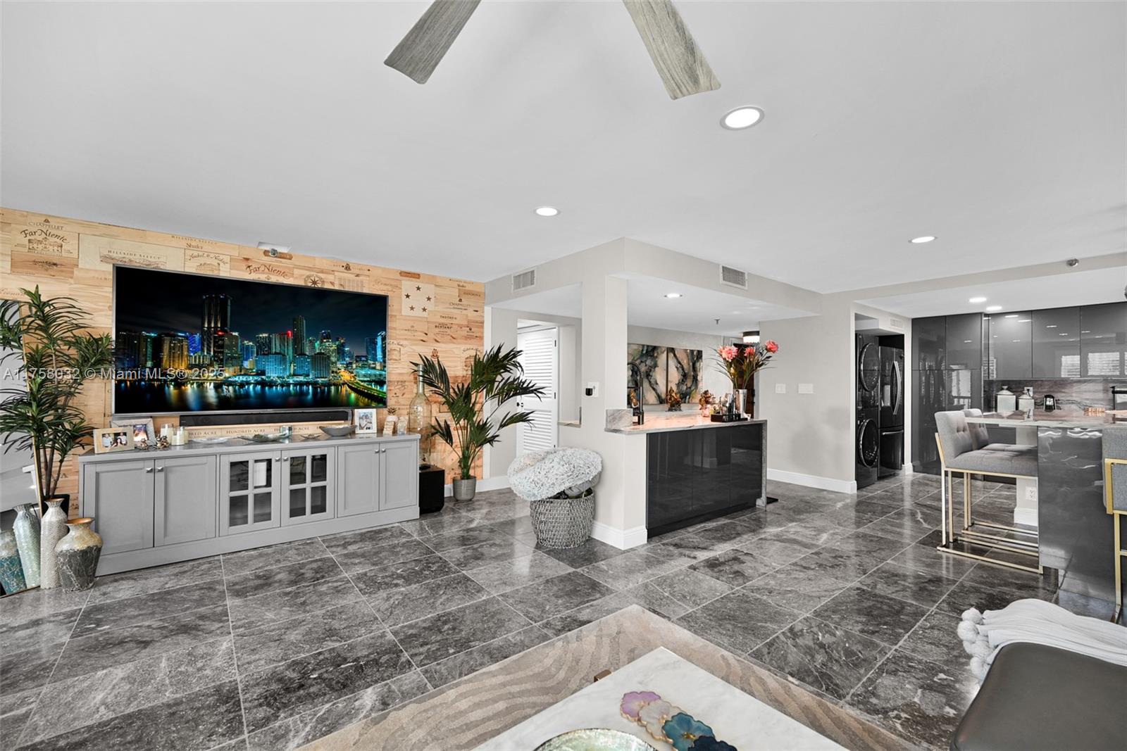 372 Golfview Rd #201, North Palm Beach, Florida image 3