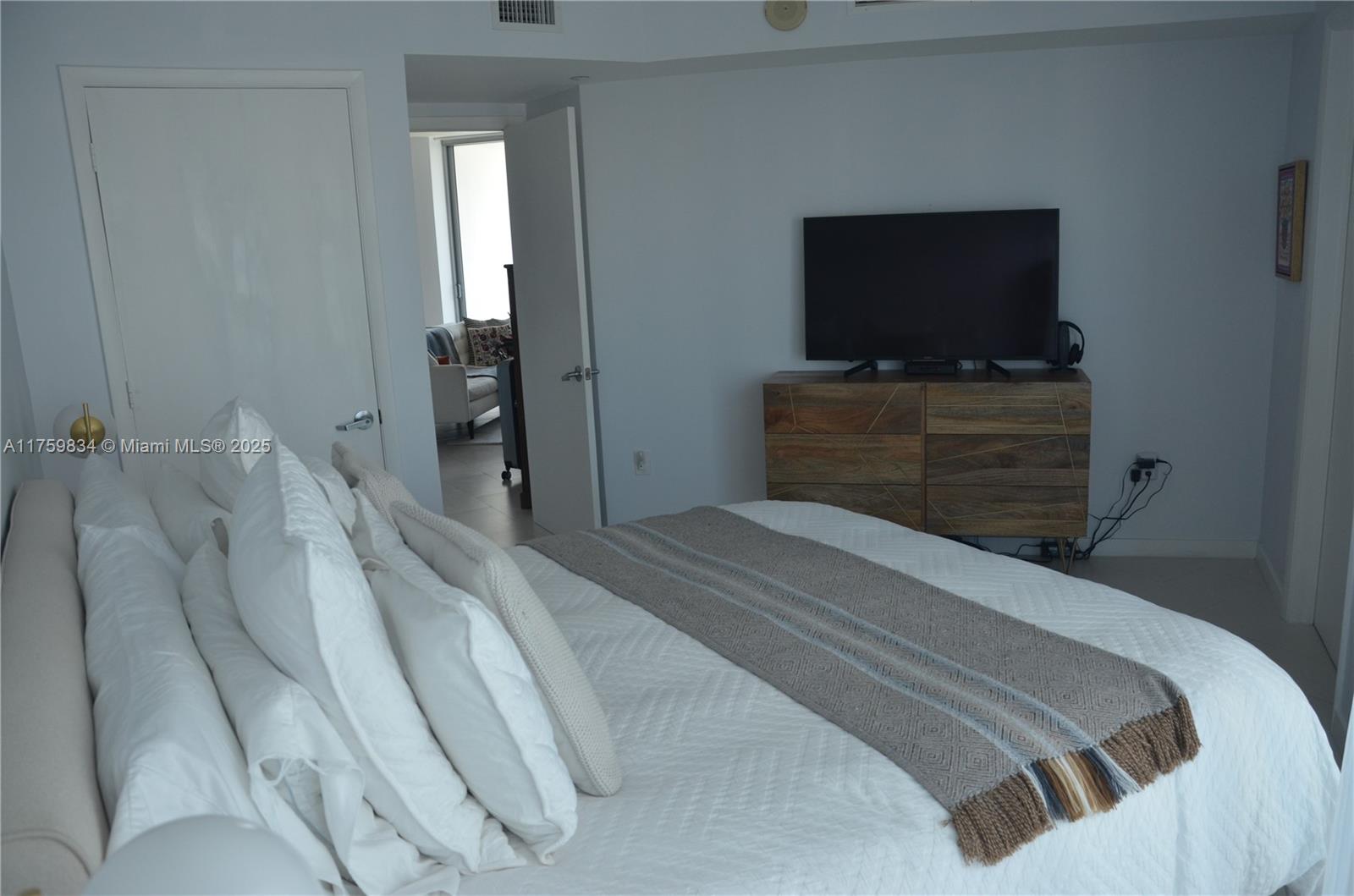350 S Miami Ave #2914, Miami FL 33130