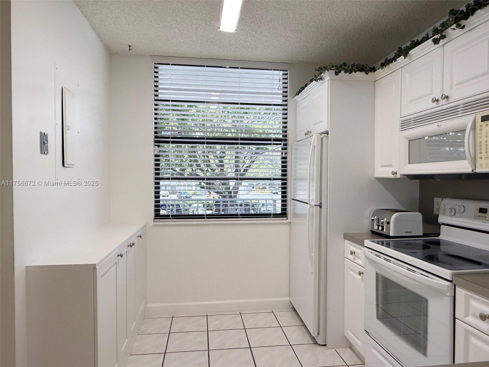 1504 S Whitehall Dr #206, Davie, Florida image 11