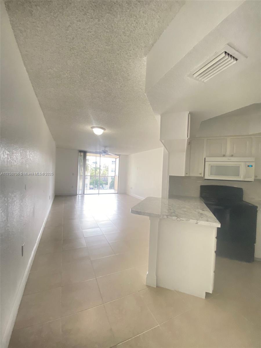 8255 Lake Dr #405, Doral, Florida image 12