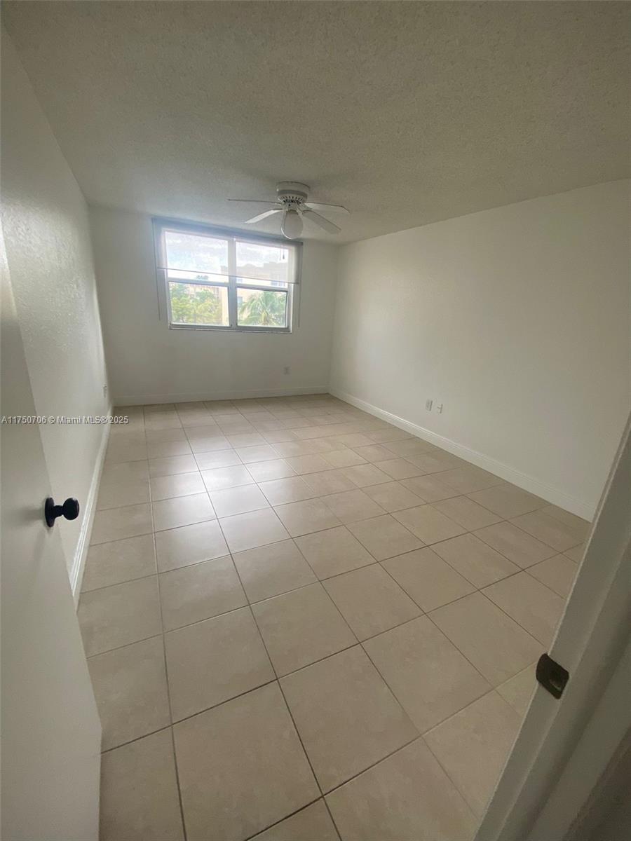 8255 Lake Dr #405, Doral, Florida image 21