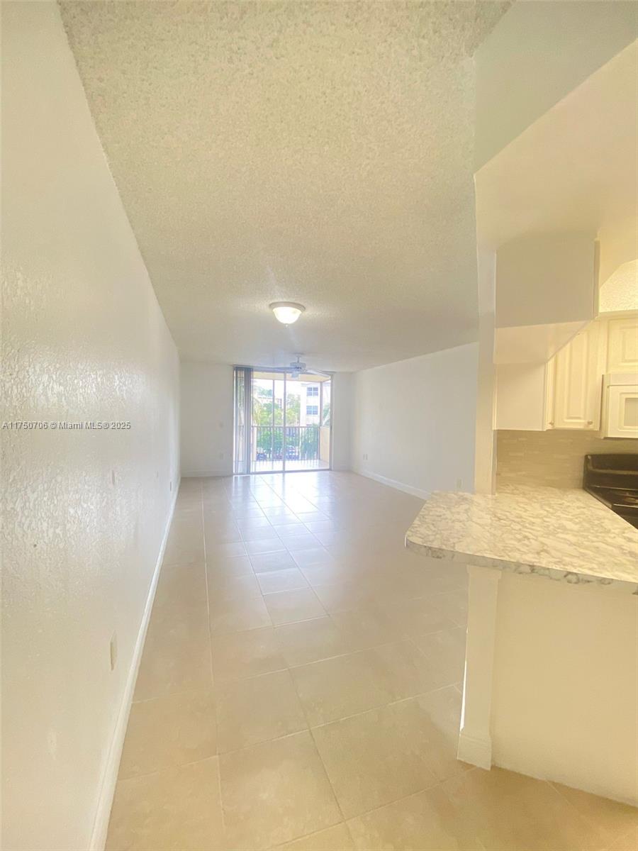 8255 Lake Dr #405, Doral, Florida image 8