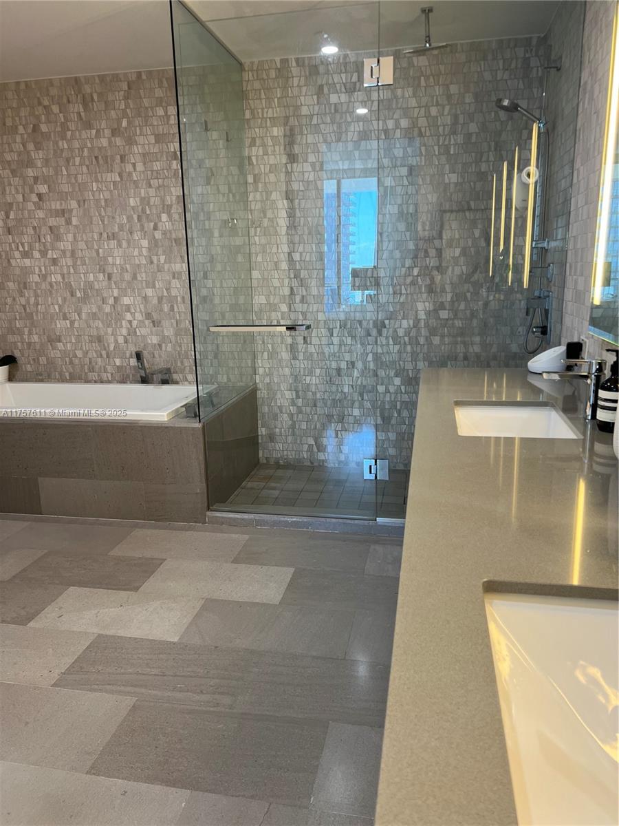 88 SW 7th ST #2807, Miami FL 33130