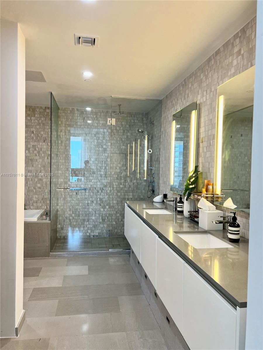 88 SW 7th ST #2807, Miami FL 33130