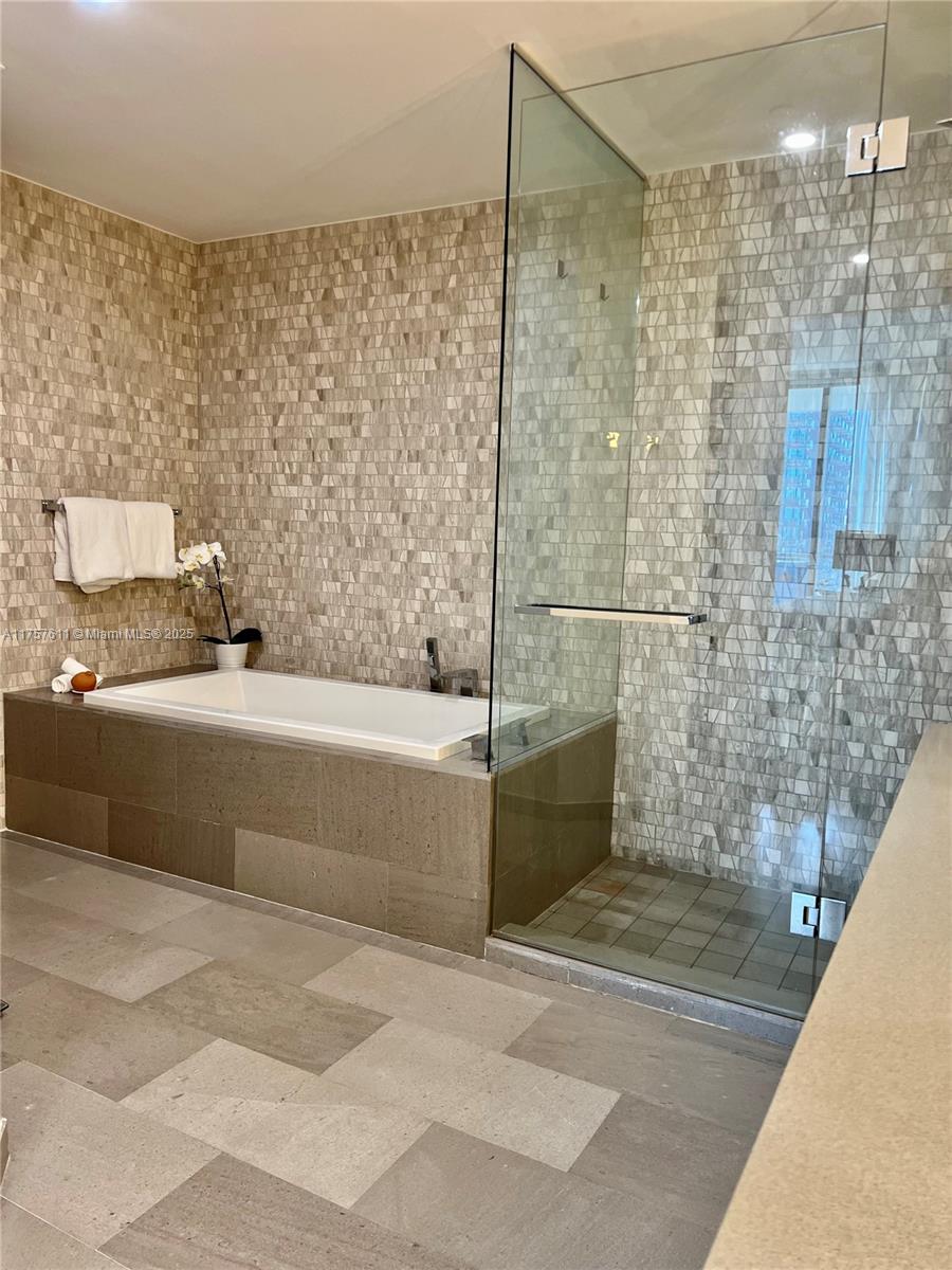 88 SW 7th ST #2807, Miami FL 33130