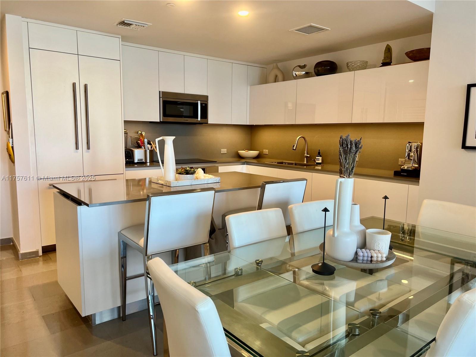 88 SW 7th ST #2807, Miami FL 33130