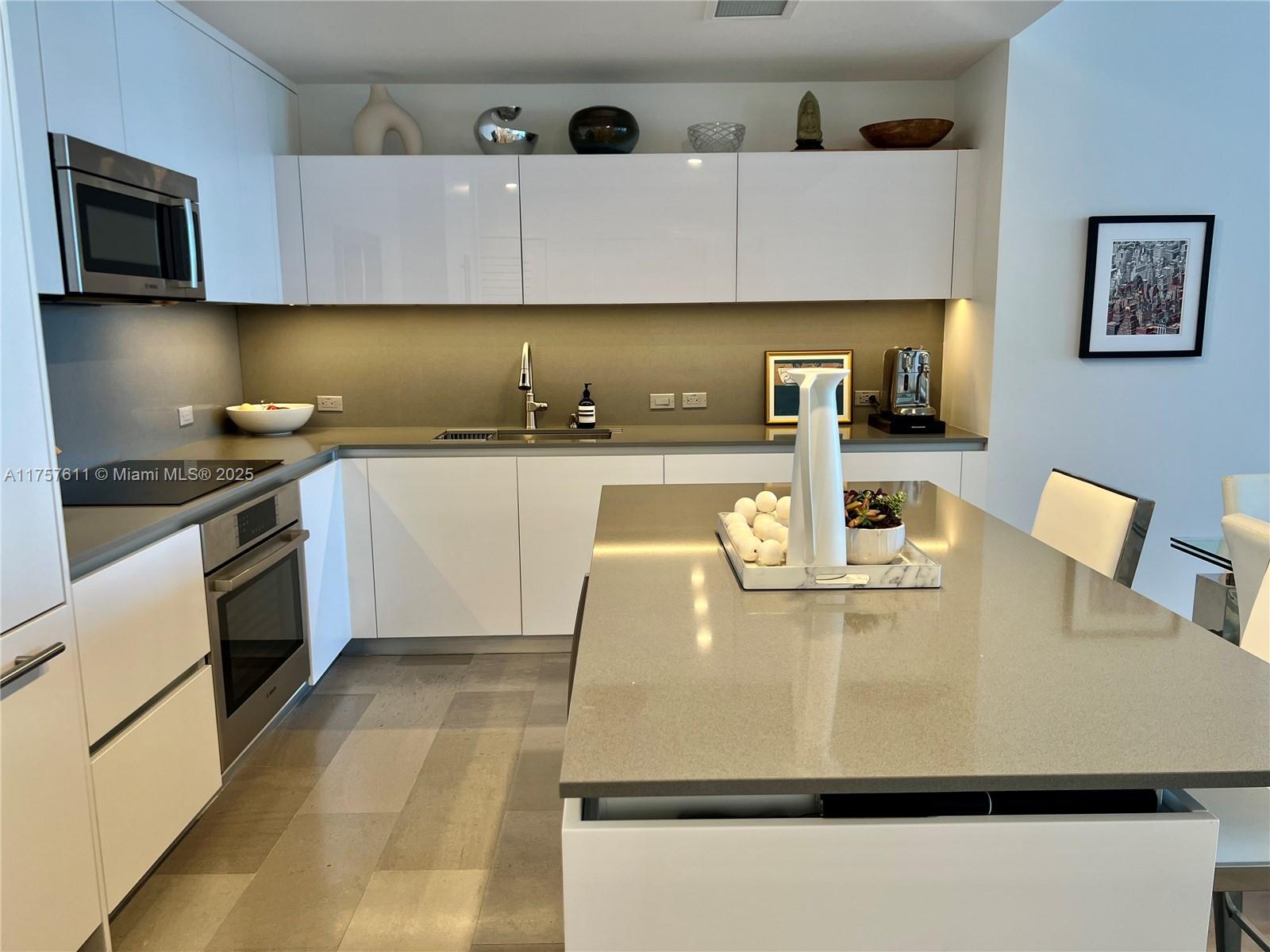 88 SW 7th ST #2807, Miami FL 33130