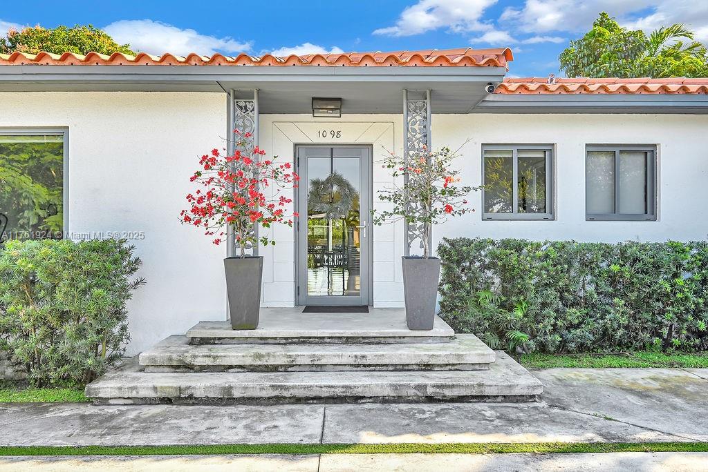 1098 Hunting Lodge Dr, Miami Springs, Florida image 3