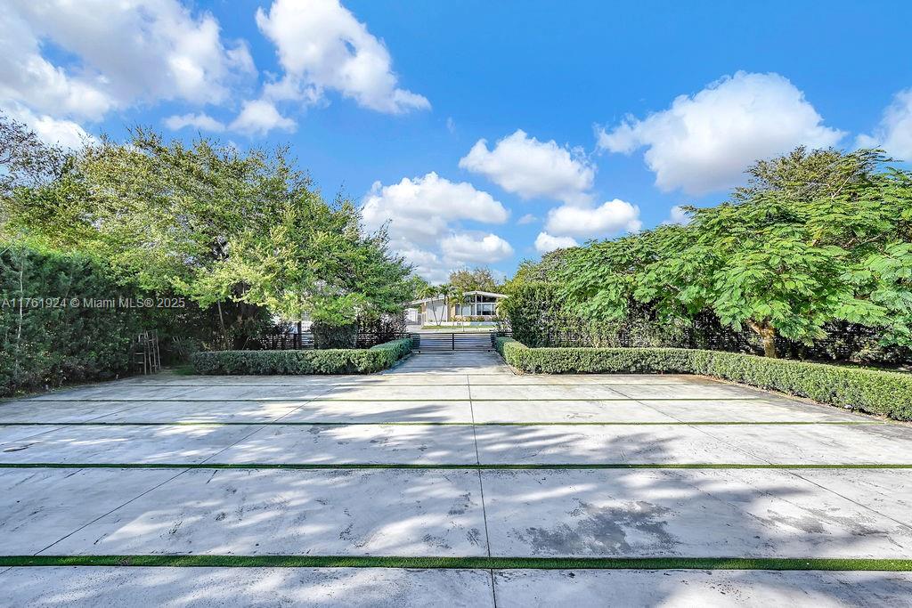 1098 Hunting Lodge Dr, Miami Springs, Florida image 4