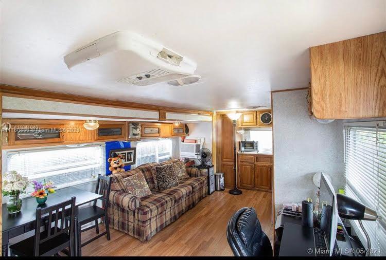 Residential, Sweetwater, Florida image 13